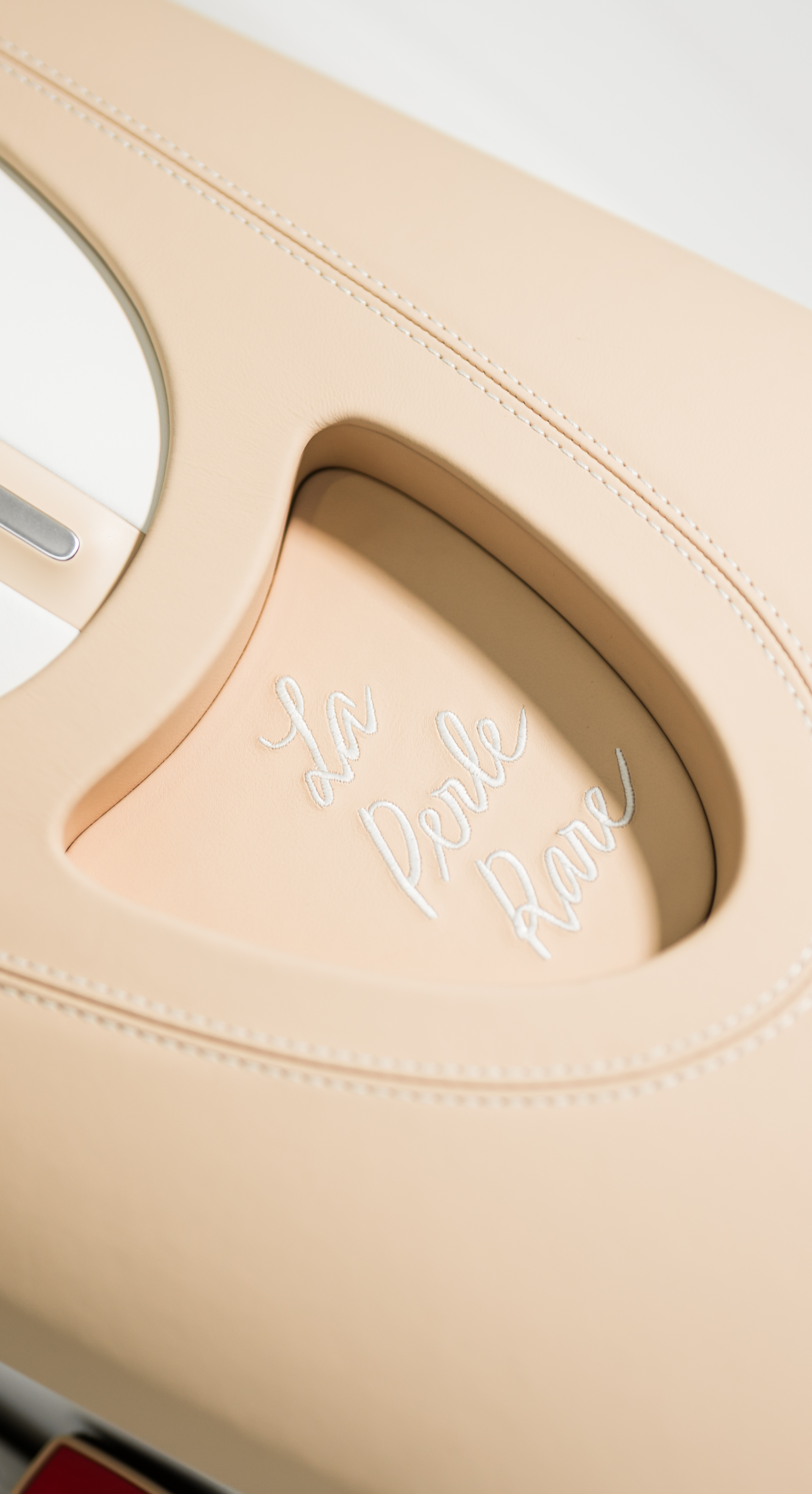 The signature ‘La Perle Rare’, written by Jascha Straub himself, adorns the roadster in various forms: embroidery, engravings and paintwork. 